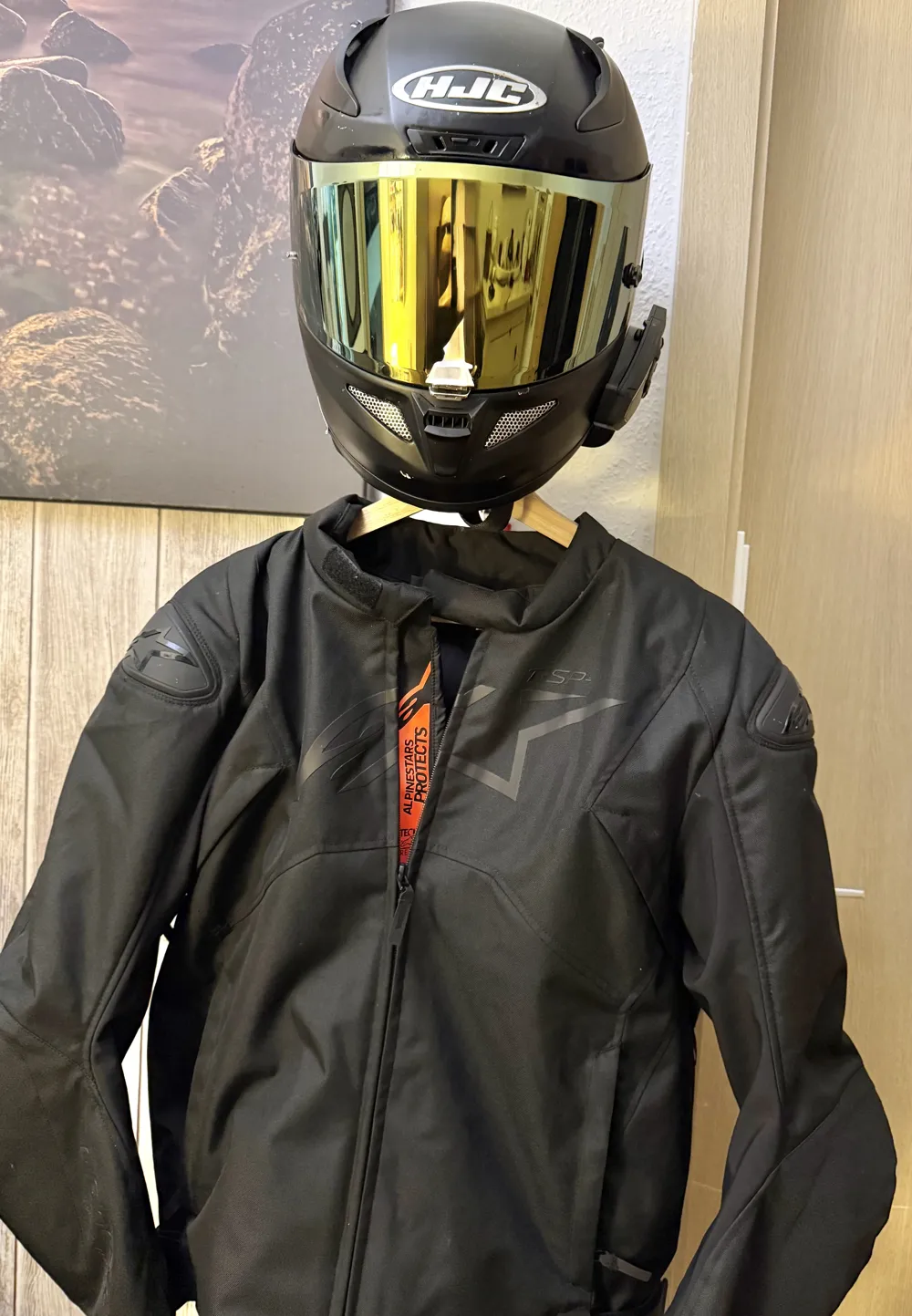 Colgador de Casco de Moto con hueco para colgar el Mono