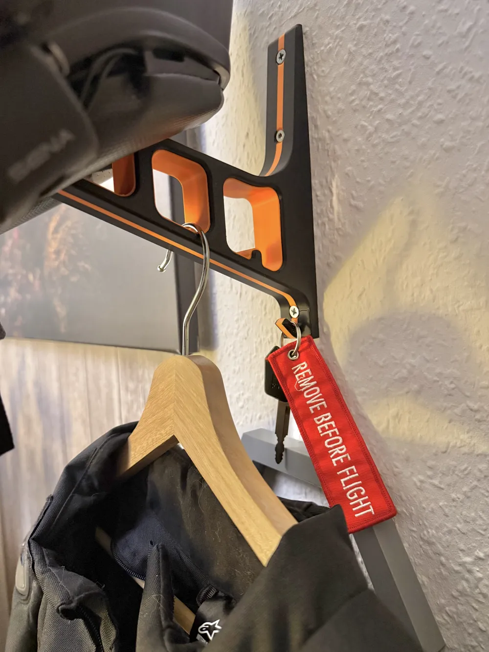 Colgador de Casco de Moto con hueco para colgar el Mono