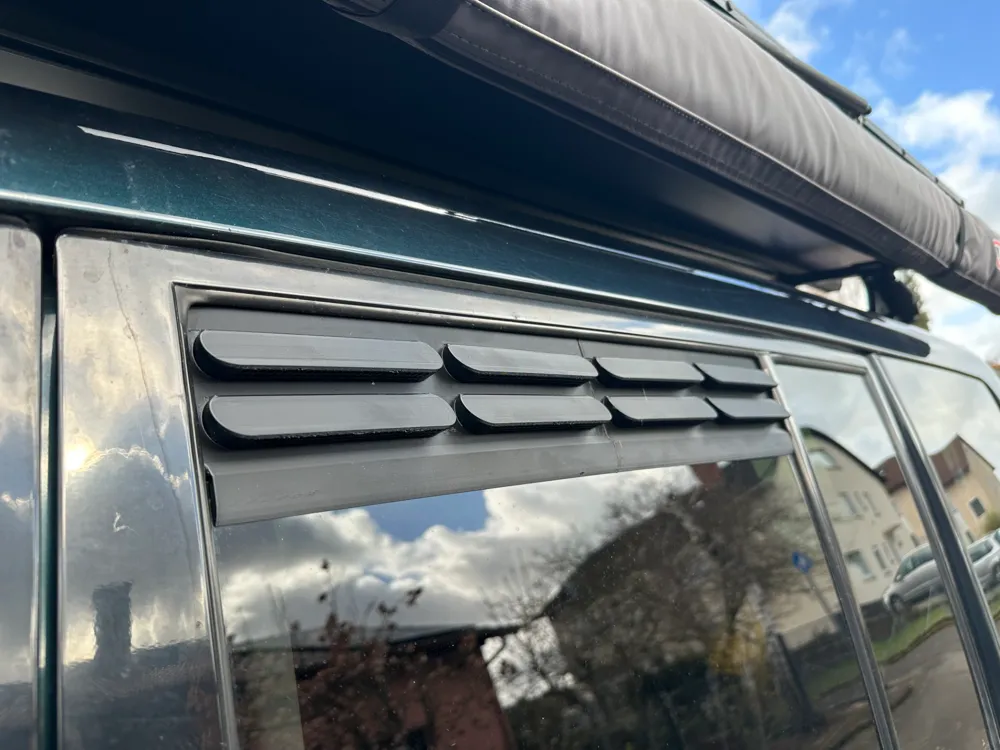 Rejillas de ventilación para ventanillas traseras Mitsubishi Pajero IV V80 Overland