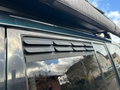 Rejillas de ventilación para ventanillas traseras Mitsubishi Pajero IV V80 Overland