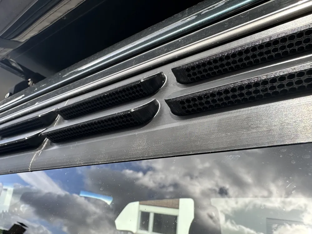 Rejillas de ventilación para ventanillas traseras Mitsubishi Pajero IV V80 Overland
